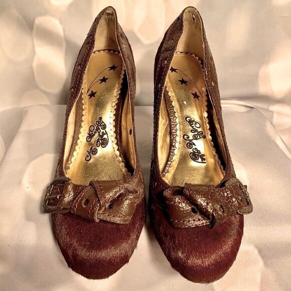 BROWN COW SKIN PUMPS Size 9.5 by NAUGHTY MONKEY - Picture 1 of 5